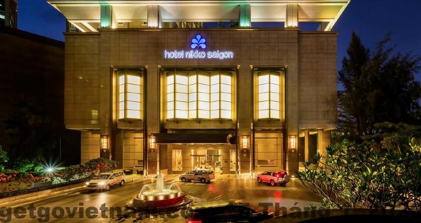 Khu vực lễ tân Hoàng Kiên Hotel gọn gàng và thân thiện