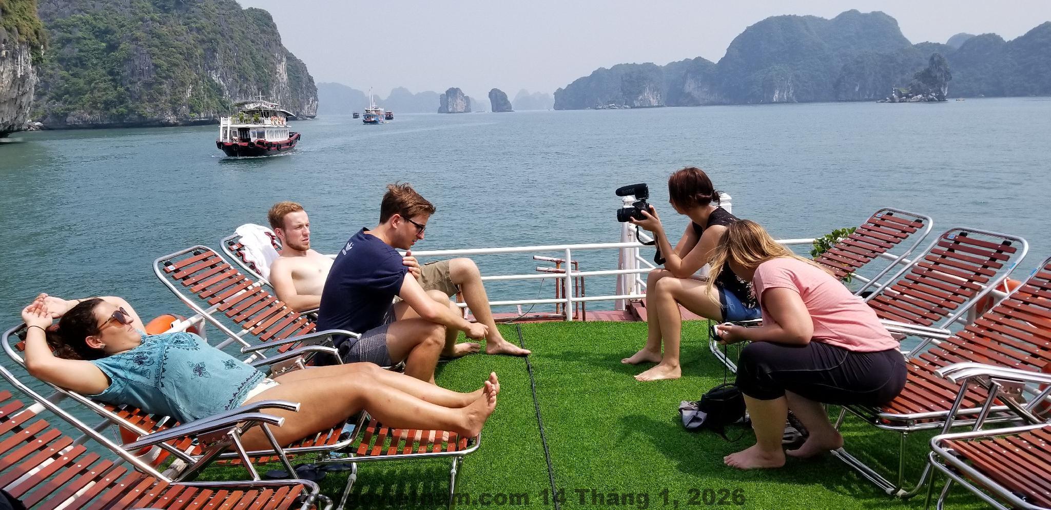 Phòng ngủ Quynh Trang Hotel rộng rãi, giường lớn, nội thất cơ bản nhưng sạch sẽ