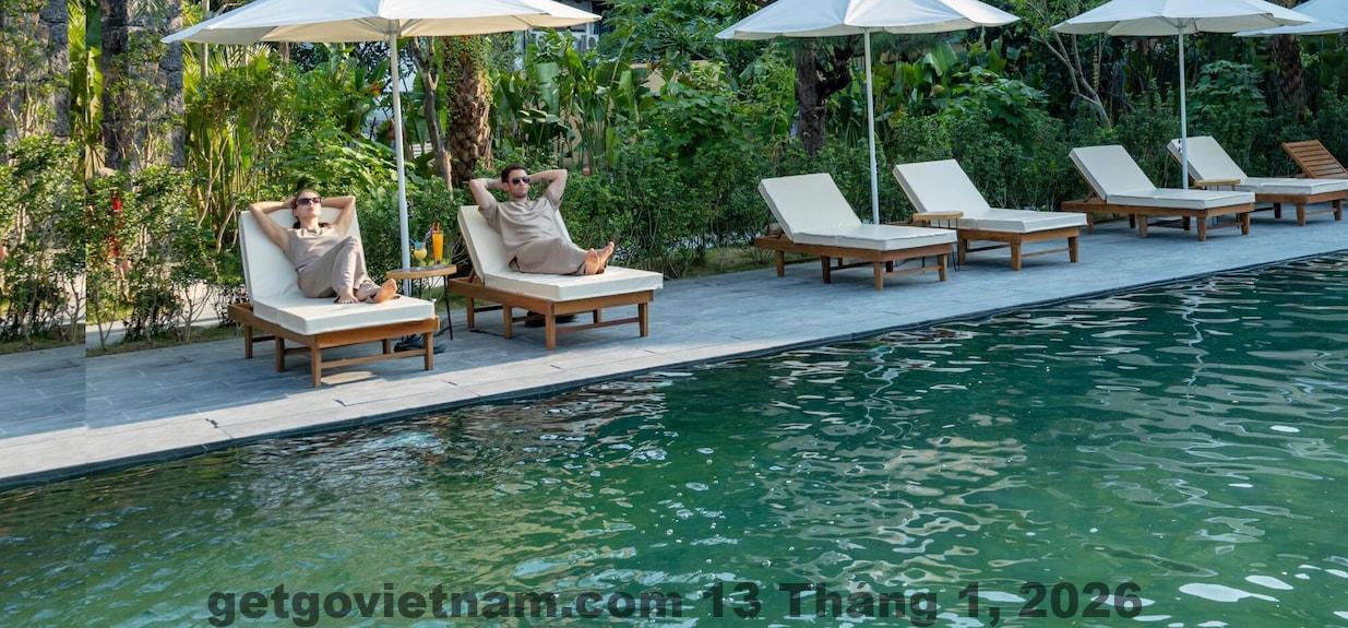 Phòng khách sạn sạch sẽ, rộng rãi với các tiện nghi cơ bản, phù hợp cho các nhóm hoặc gia đình.