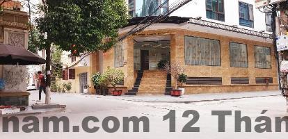 Phòng ngủ Azoma Hotel với giường lớn, nội thất đơn giản, phù hợp lưu trú ngắn ngày