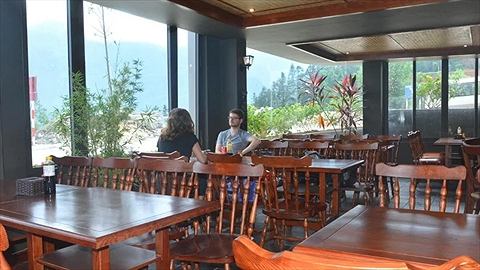 Nhà hàng khách sạn Sapa Vista phục vụ bữa sáng buffet đơn giản