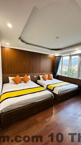 Phòng ngủ tại Minh Hoàng Hotel & Homestay với nội thất cơ bản, giường đôi, điều hòa và TV