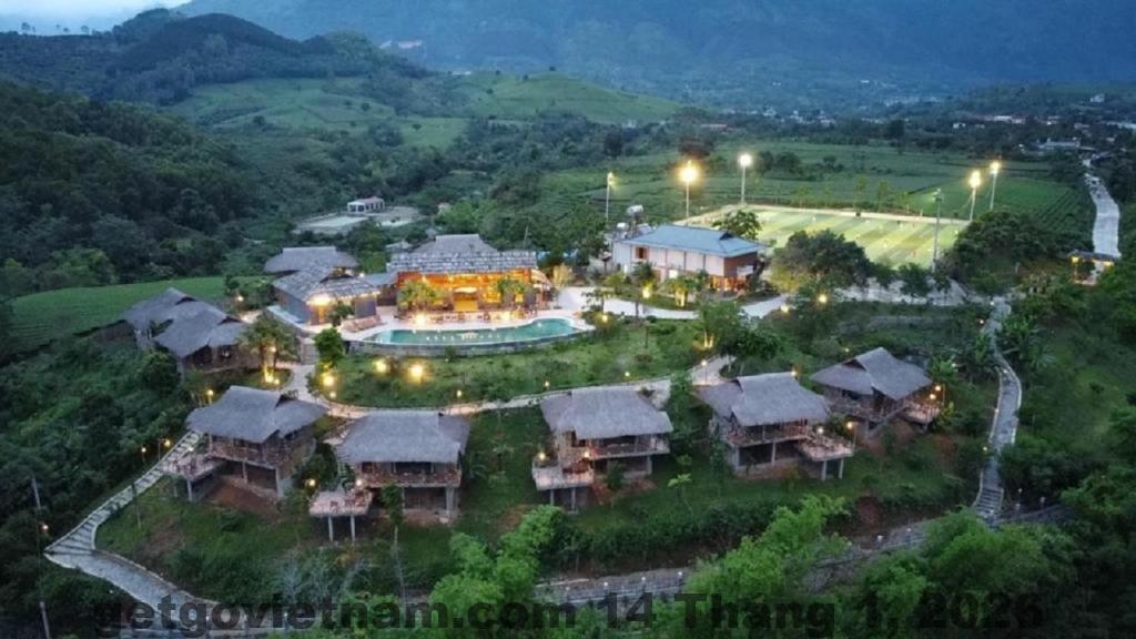 Phòng nghỉ tại Mường Lò Hotel với nội thất cơ bản, giường lớn và không gian rộng rãi