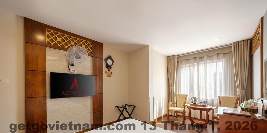 Hồ bơi tại Khách Sạn Sông Mã, nơi du khách có thể thư giãn sau một ngày khám phá.