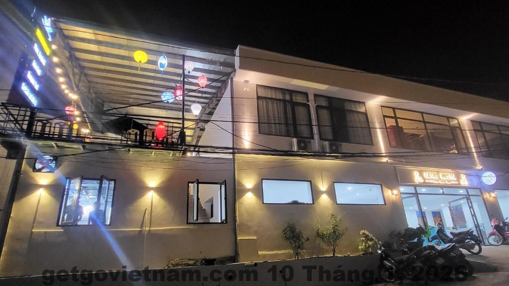 Khu vực ăn sáng Lotus Premium Lodge Hà Giang với không gian đơn giản, gọn gàng