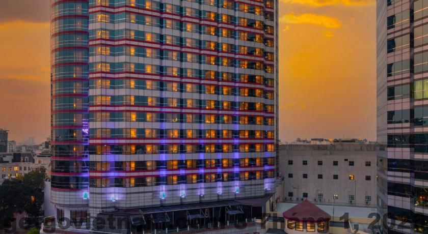 Phòng Deluxe tại khách sạn Meliá Hanoi với thiết kế cổ điển và diện tích rộng