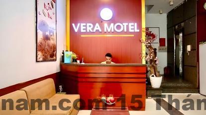 Quầy lễ tân Khách sạn Vera với không gian nhỏ gọn và nhân viên trực 24/7