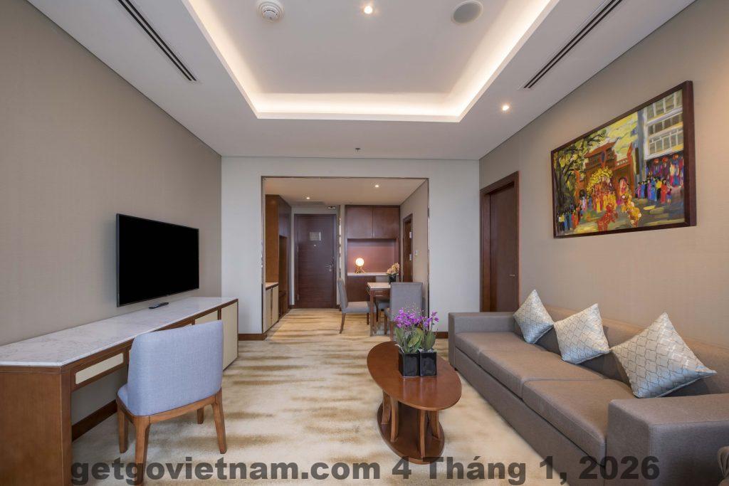Khu vực phòng khách và tiện nghi tại Wyndham Garden Hanoi Hotel