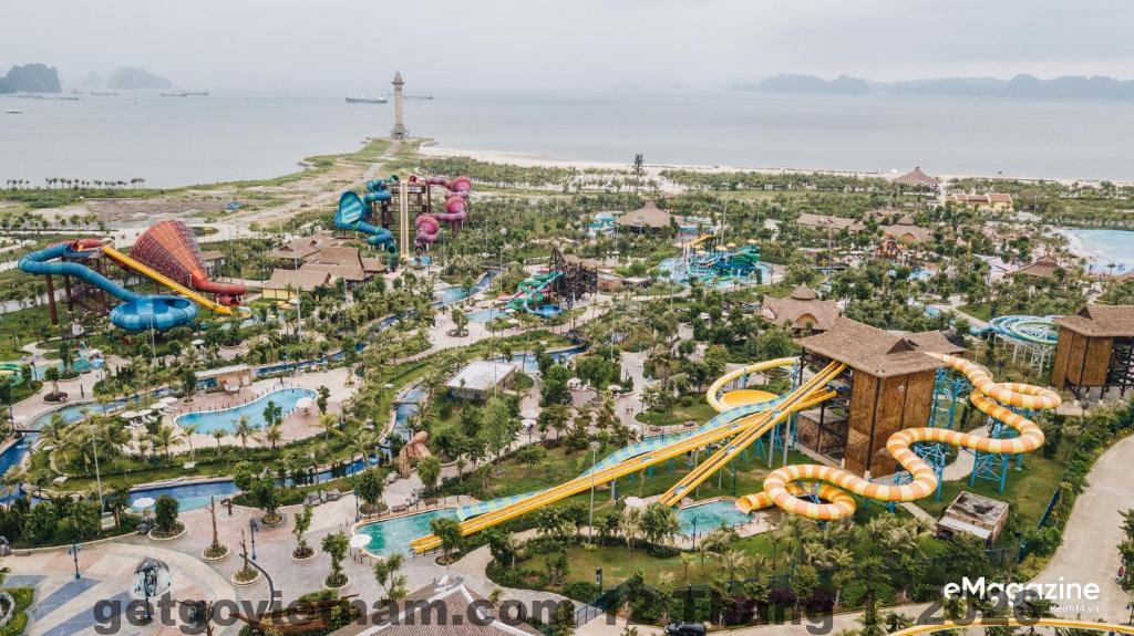 Phòng nghỉ TÙNG LÂM HOTEL với nội thất cơ bản, giường đôi và điều hòa