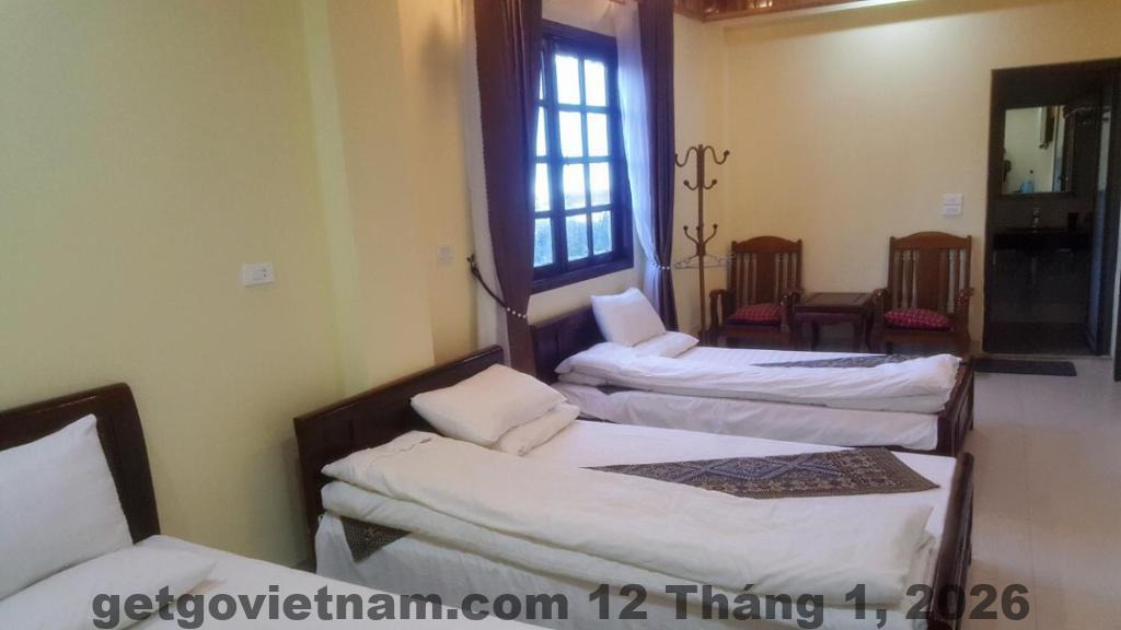 Phòng nghỉ Aurora SaPa Hotel với nội thất gỗ và ánh sáng tự nhiên