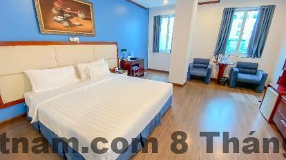 Quầy lễ tân A25 Hotel với nhân viên trực 24/7, hỗ trợ khách nhanh chóng