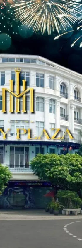 Phòng ngủ tại TCICO HOTEL Thái Nguyên với giường lớn và view thành phố