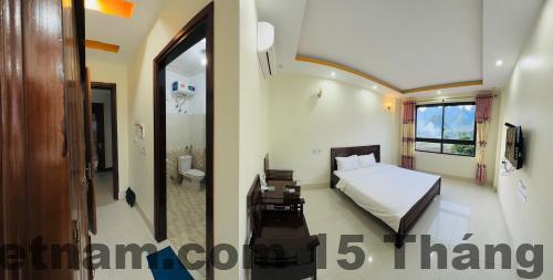 Phòng nghỉ tại khách sạn với thiết kế đơn giản nhưng đầy đủ tiện nghi.