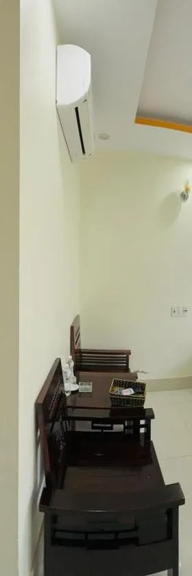 Nội thất phòng ngủ tại Khách sạn Kim Thoa với giường tiêu chuẩn và tủ gỗ