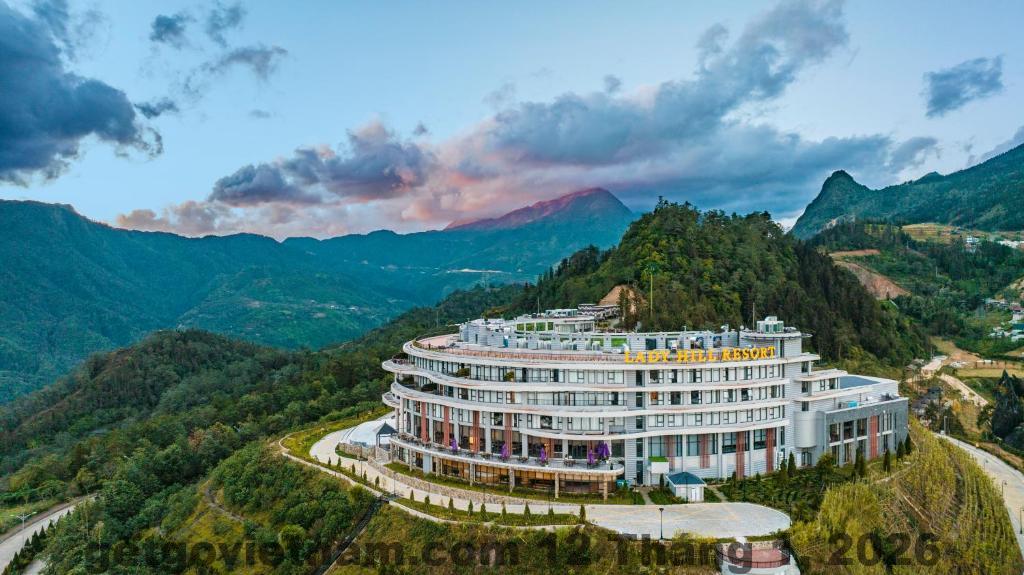 Phòng ngủ tiêu chuẩn London Sapa Hotel với nội thất gỗ phong cách cổ điển