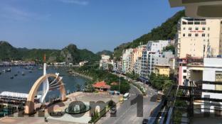 Bữa sáng tại khách sạn với món ăn phong phú, giúp du khách có một ngày mới tràn đầy năng lượng.