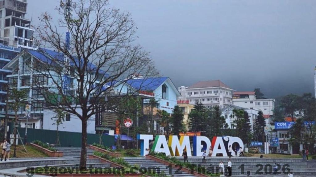 Mặt tiền Khách sạn Hoàng Tùy Tam Đảo nằm trên trục đường Tây Thiên