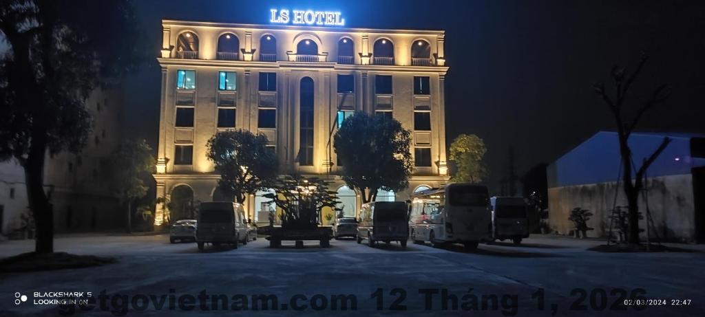 Phòng ngủ Kim Hotel Hà Nội diện tích rộng nội thất cơ bản