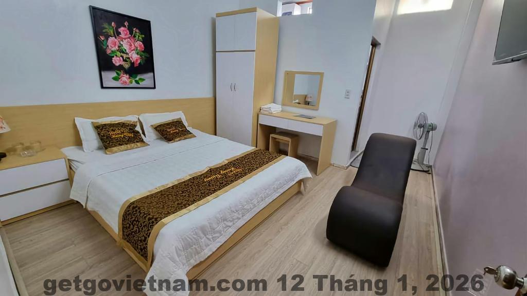 Phòng ngủ tiêu chuẩn tại Hương Trà Hotel với diện tích rộng và nội thất gỗ truyền thống