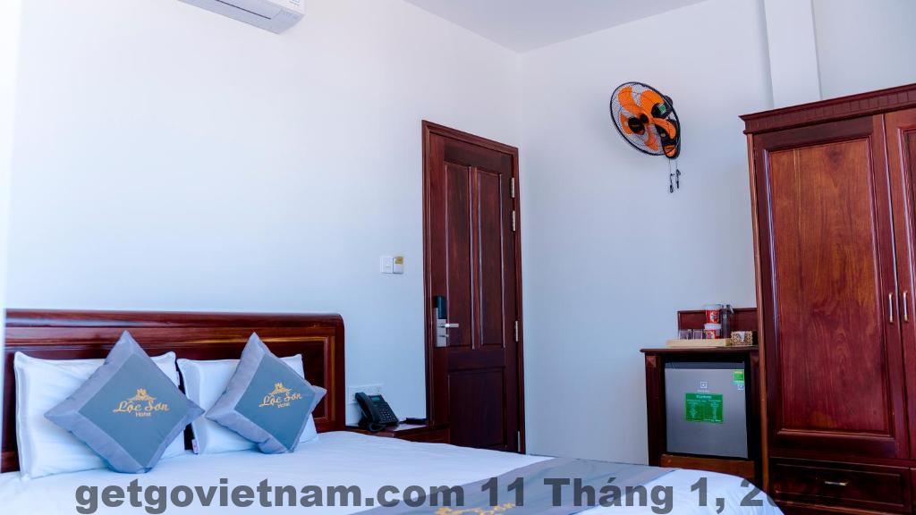 Phòng ngủ tại A15 Hotel Sơn Tây với nội thất đơn giản, diện tích nhỏ