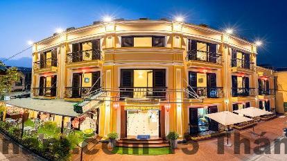 Không gian phòng ngủ tại TV Hotel với nội thất hiện đại và sáng sủa.