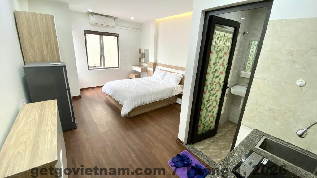 Phòng nghỉ tại Hola House 2 với thiết kế tối giản và ánh sáng tự nhiên