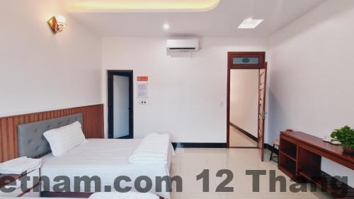 Nhân viên khách sạn An Vũ với nụ cười thân thiện, luôn sẵn sàng hỗ trợ khách hàng.