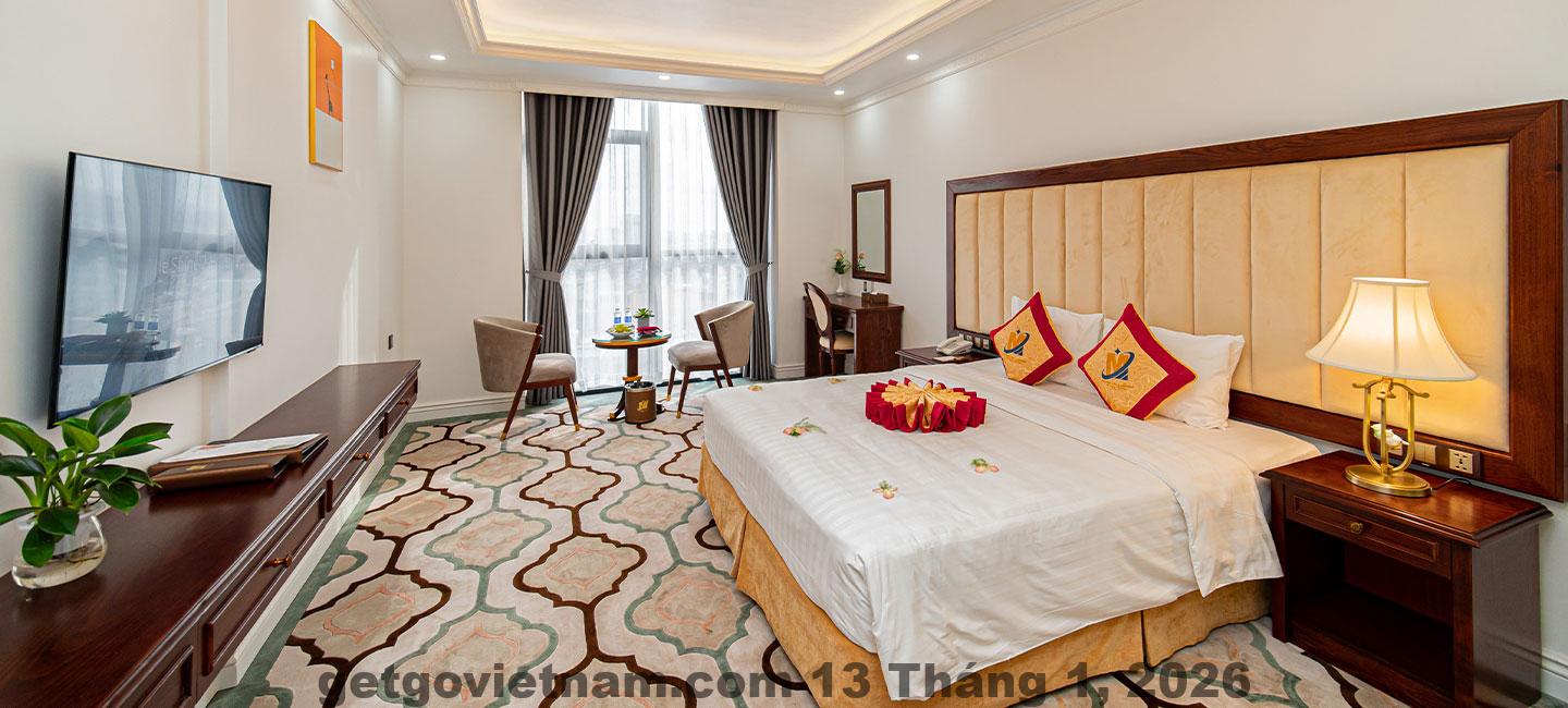 The Shine 2 Hotel & Apartment Review 2026: Sự lựa chọn lý tưởng cho kỳ nghỉ tại Hải Phòng 4 Nhân viên khách sạn The Shine 2 với thái độ chuyên nghiệp, sẵn sàng phục vụ khách hàng
