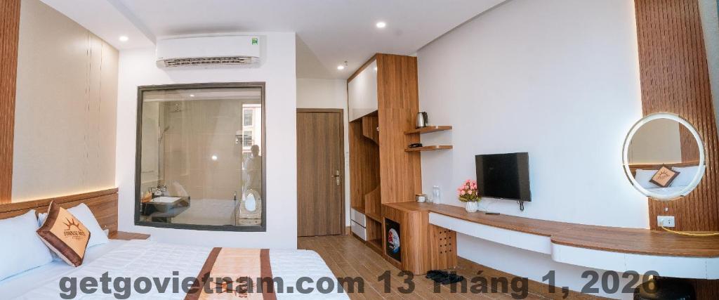 Nhân viên khách sạn nhiệt tình và chuyên nghiệp trong phục vụ khách hàng.