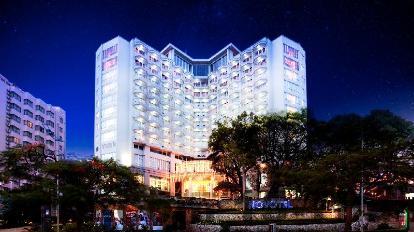 Sảnh lễ tân rộng rãi và sáng sủa của Novotel Ha Long Bay