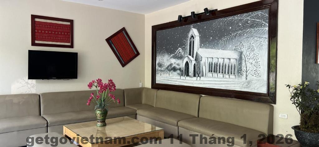 Phòng nghỉ rộng rãi và thoải mái, thiết kế hiện đại với cửa sổ nhìn ra cảnh đẹp của Sapa.