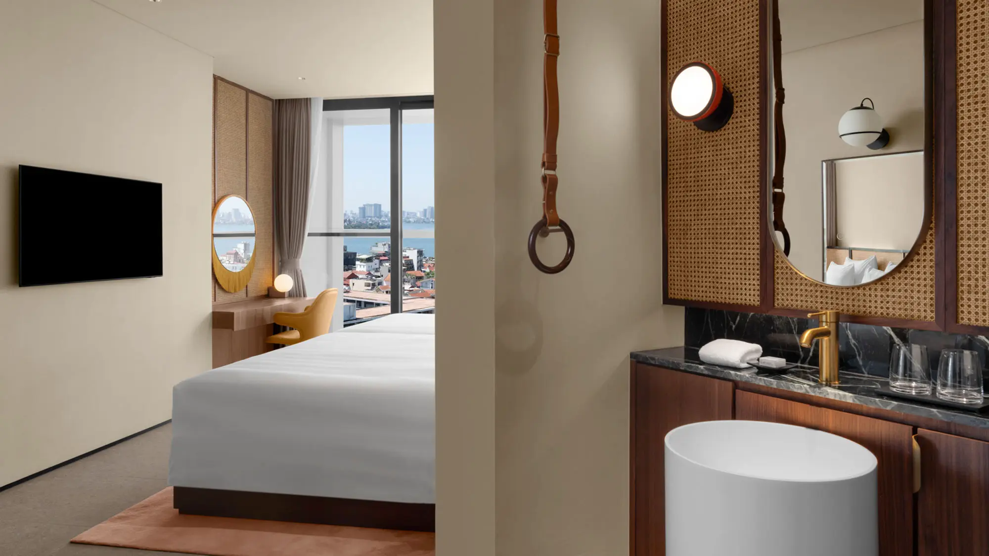 Phòng nghỉ tại L7 West Lake Hanoi thiết kế hiện đại, ban công nhìn hồ