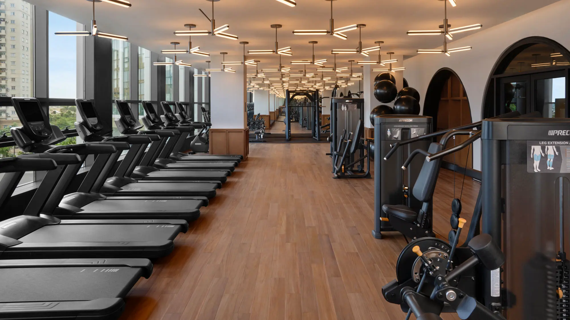 Hồ bơi trong nhà hiện đại tại khách sạn L7 West Lake Hanoi by Lotte