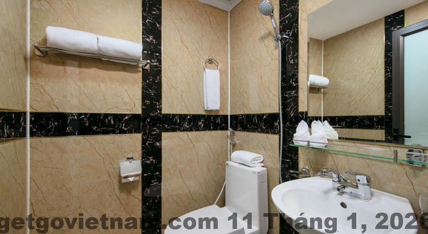 Khuôn viên xung quanh khách sạn Palermo với bãi đỗ xe trước sảnh