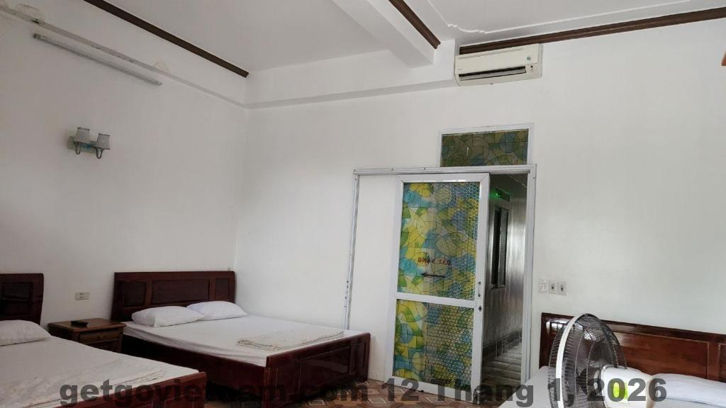 Một góc nhìn sang trọng từ trong khách sạn, thể hiện không gian ấm cúng và lịch sự.