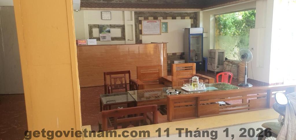 Nhân viên khách sạn thân thiện và tận tâm, luôn sẵn sàng giúp đỡ khách hàng.