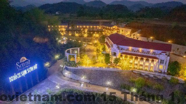 Phòng ngủ sạch sẽ và đầy đủ tiện nghi tại Son Nu Emerald Hill Hotel.