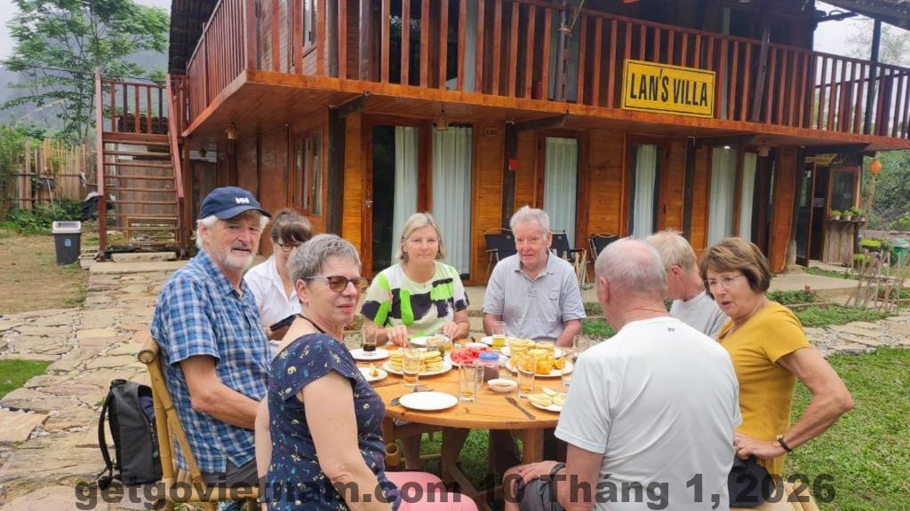 Không gian sân vườn và khu sinh hoạt chung tại Lan’s Homestay
