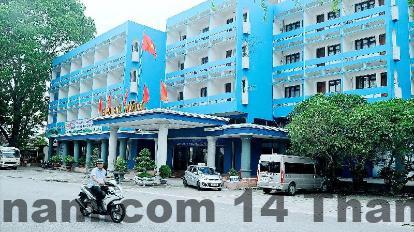 Phòng nghỉ Khách sạn Hải Anh Đồ Sơn diện tích rộng, nội thất gỗ truyền thống