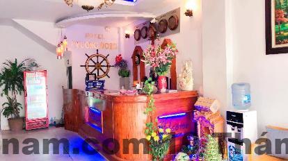 Phòng nghỉ Nhà Nghỉ Phương Đông CS3 với giường đôi và nội thất cơ bản