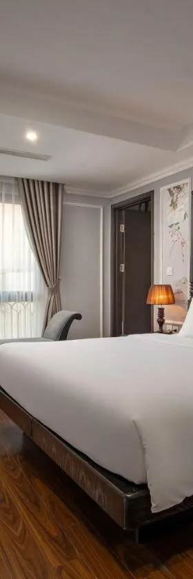 Phòng ngủ San Hotel Hà Nội với nội thất cơ bản, giường đôi và TV