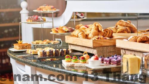 Nhân viên luôn tận tình nhưng đôi khi thiếu sự linh hoạt trong giao tiếp.