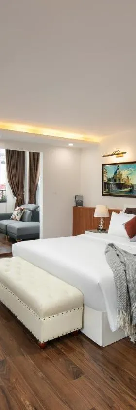 Không gian phòng ngủ tại khách sạn Palermo nhìn từ cửa sổ với ánh sáng tự nhiên