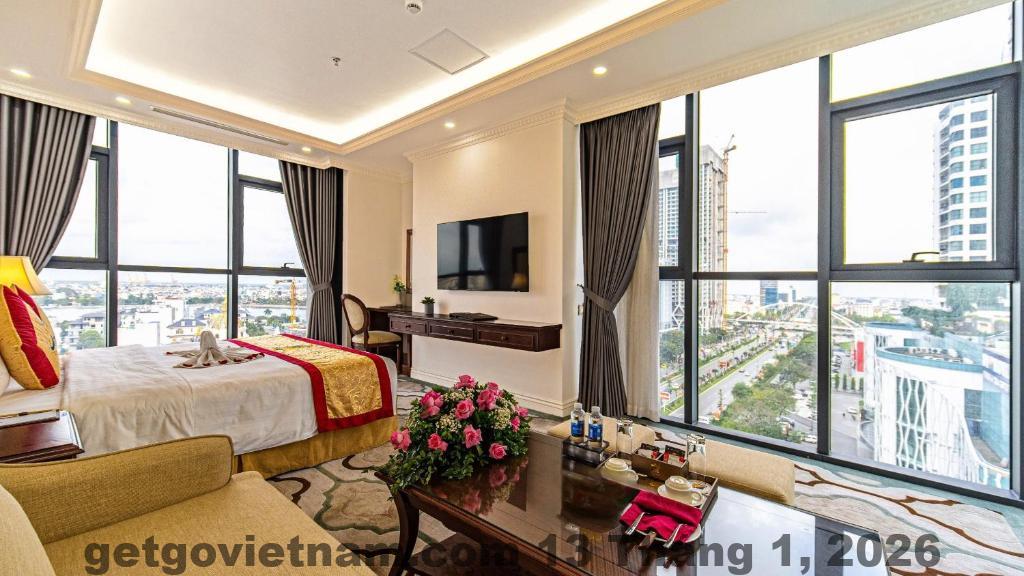 Nhân viên khách sạn The Shine Hotel luôn sẵn sàng phục vụ