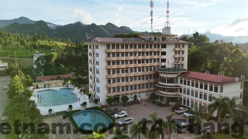 Phòng ngủ tiêu chuẩn tại Khách sạn Minh Sơn Lai Châu với giường đôi và nội thất cơ bản