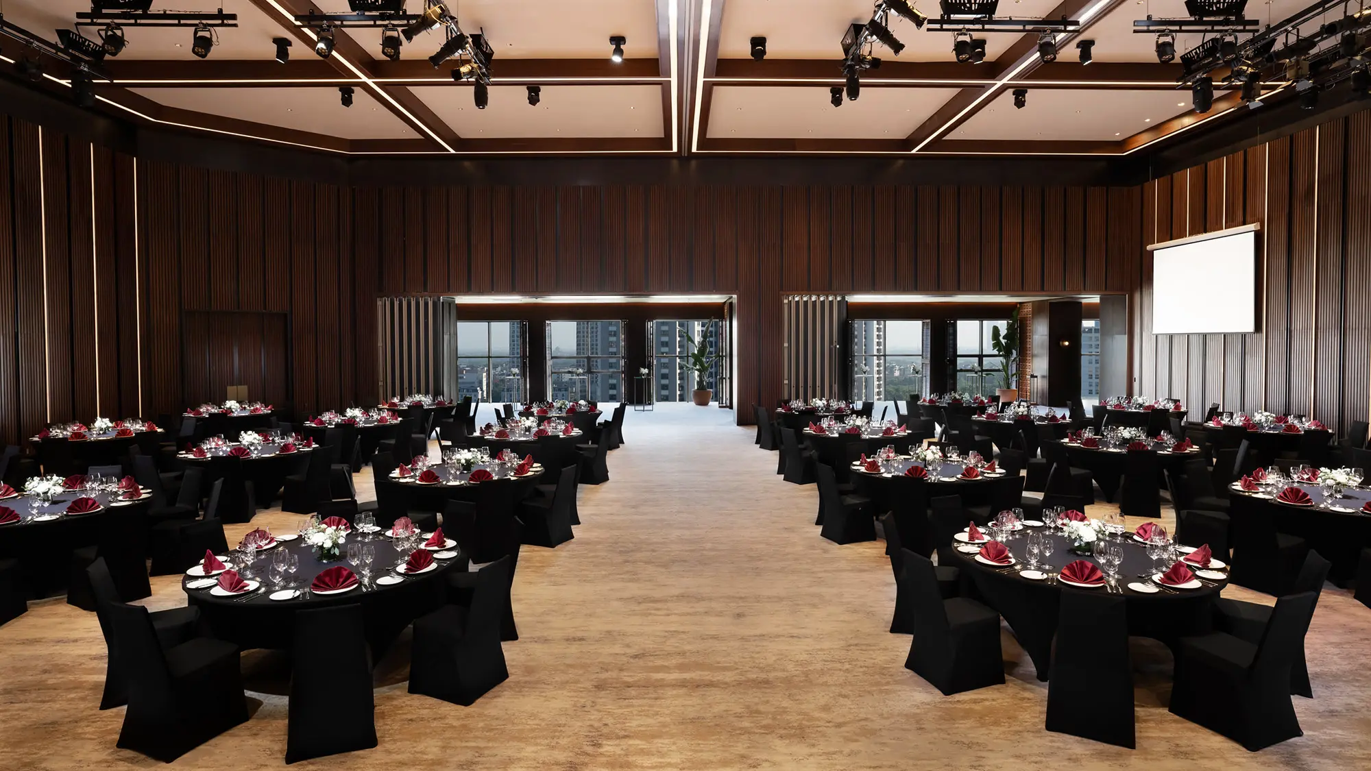 Khu vực lễ tân và phong cách phục vụ chuyên nghiệp tại L7 West Lake Hanoi