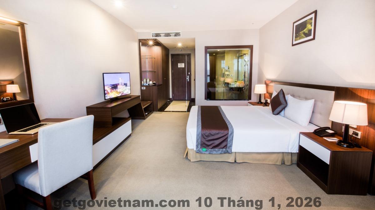 Ảnh phòng khách sạn với thiết kế đơn giản, gọn gàng, thích hợp cho các chuyến đi ngắn ngày.