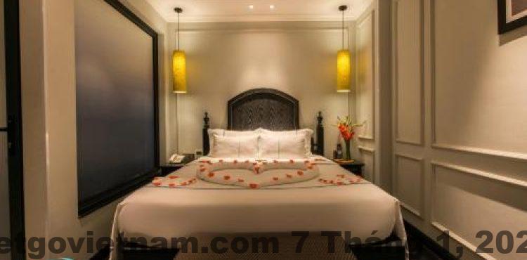 Đội ngũ lễ tân thân thiện và chuyên nghiệp tại Hanoi Emerald Waters Hotel Valley