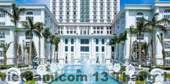 Nhân viên khách sạn tại quầy lễ tân phục vụ khách hàng