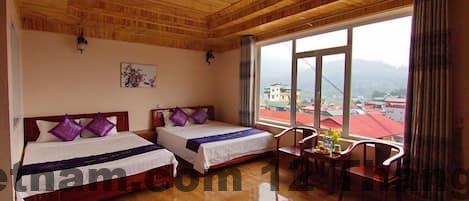 Phòng ngủ tại Bình Minh Bắc Hà Hotel với giường lớn, nội thất gỗ đơn giản, ánh sáng tự nhiên